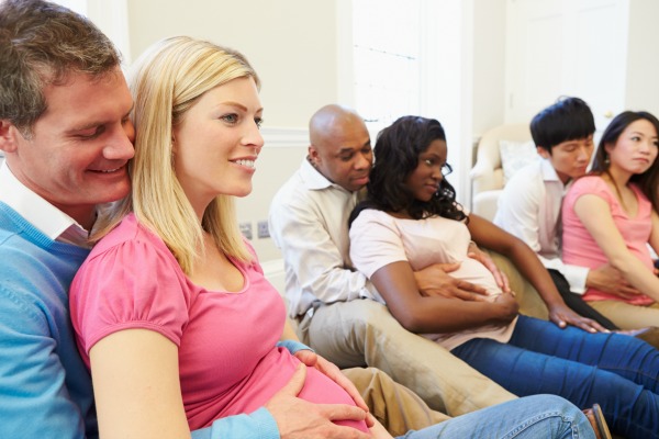 pregnant couples attend a pregnancy class